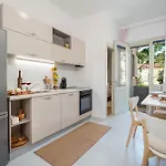 Sun Apartment *
